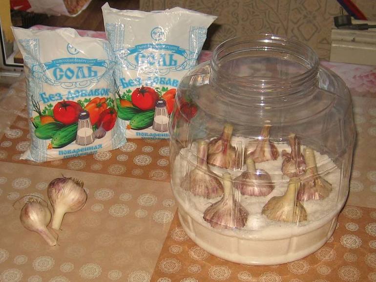 마늘을 소금에 보관하기