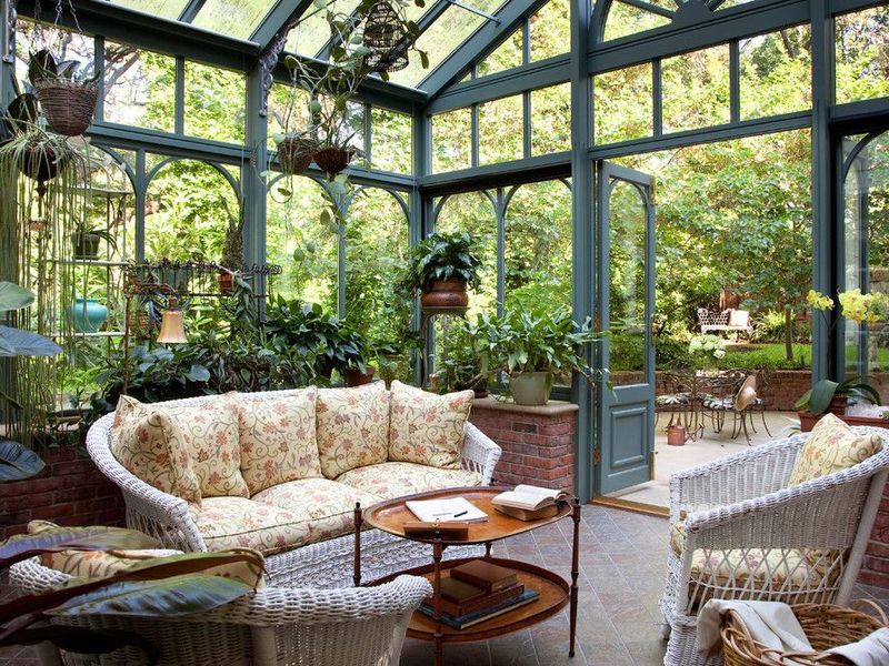 집 안에 꽃이 있는 방