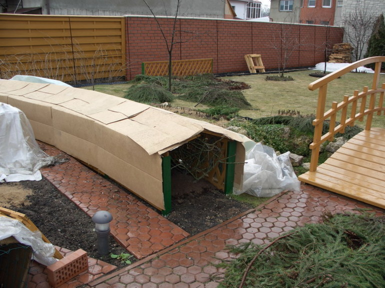 등반장미를 덮기 위한 보호막 설치