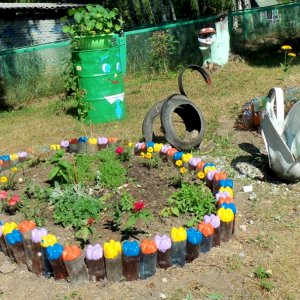 병으로 만든 다차의 화단