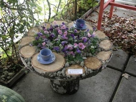 톱으로 만든 테이블