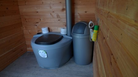 여름 별장용 이탄 변기