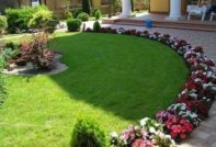 전체 부지의 모습을 결정하는 모양을 갖춘 화단