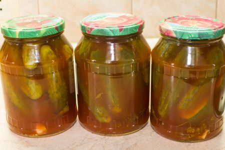 겨울철을 대비해 병에 담긴 칠리 케첩을 곁들인 절인 오이