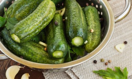 봉지에 담긴 가볍게 소금을 뿌린 오이: 간단한 레시피