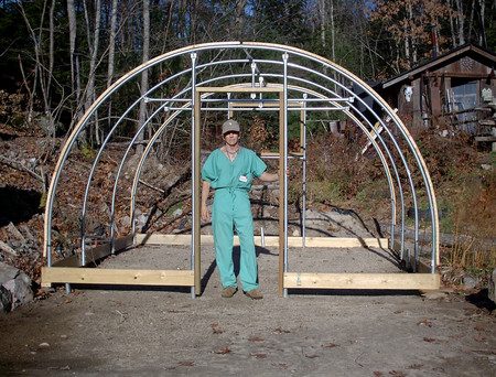 teplica-iz-polikarbonata-svoimi-rukami-iz-profilya-foto