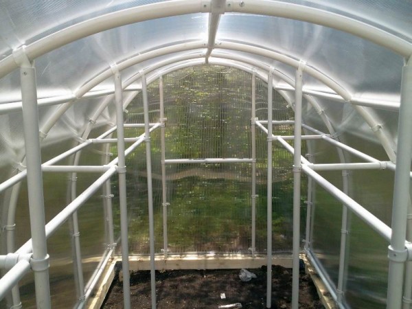 플라스틱 파이프로 만든 DIY 온실