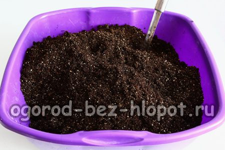 토양 혼합물의 구성 요소를 섞다