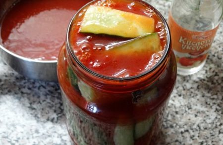 토마토 페이스트에 담긴 오이