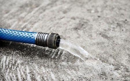 호스에서 물이 쏟아져 나온다