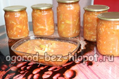 병에 담긴 토마토 소스에 담긴 호박