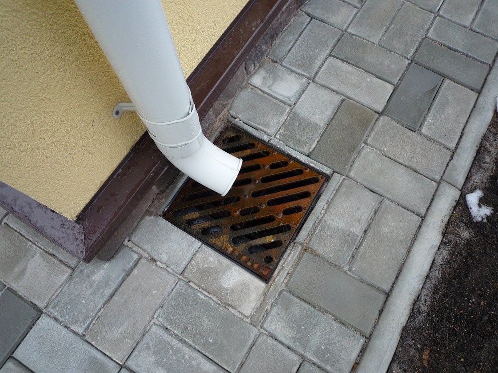 폭우 하수구용 빗물 유입구