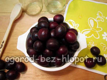 그릇에 담긴 체리 자두