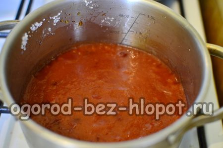 삶은 과일을 섞다