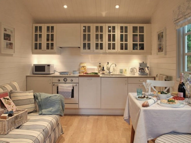 밝은 색상의 주방