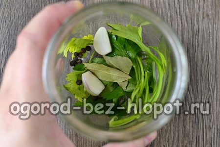 향신료를 항아리에 포장하다