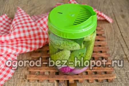 끓는 물을 붓는다