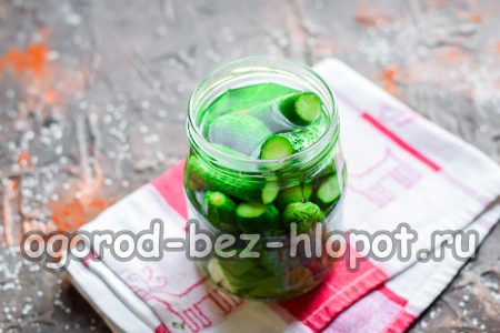 끓는 물을 붓습니다