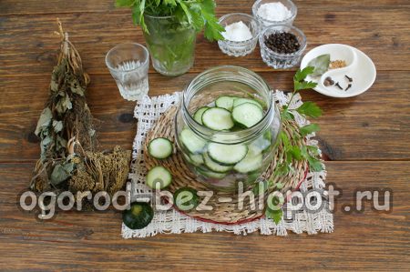 오이 조각을 추가하세요