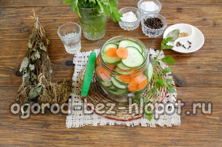 끓는 물을 붓는다