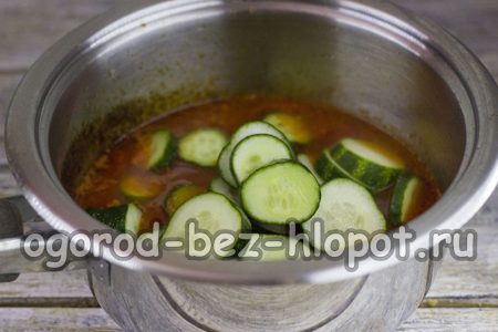 소스에 담긴 오이