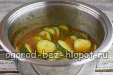 소스에 담긴 오이