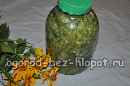 겨울을 위한 오이 상자에 담긴 오이