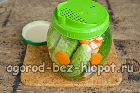 끓는 물을 붓는다