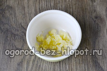 껍질을 벗긴 마늘