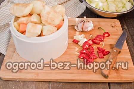 마늘과 고추를 더한다