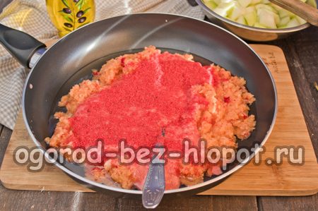 토마토 페이스트를 추가하다