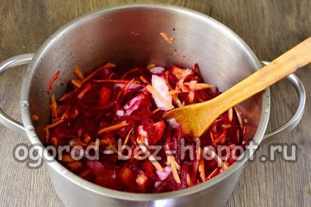 모든 야채를 냄비에 넣고 섞는다