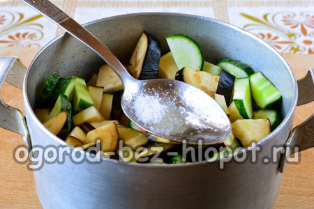 샐러드에 소금을 뿌리다