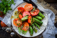 가볍게 소금을 뿌린 오이