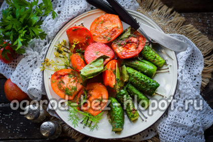 가볍게 소금을 뿌린 오이