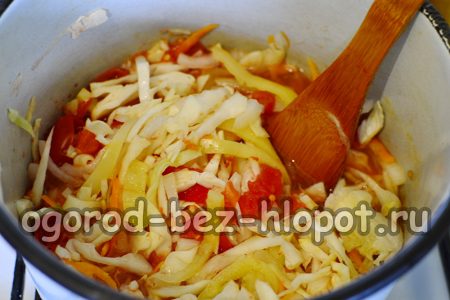 냄비에 담긴 야채 혼합물