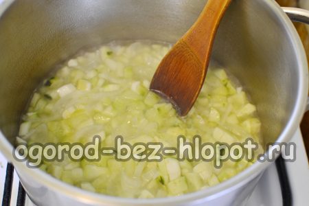 야채 혼합물을 끓이다