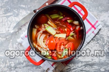 냄비에 담긴 야채