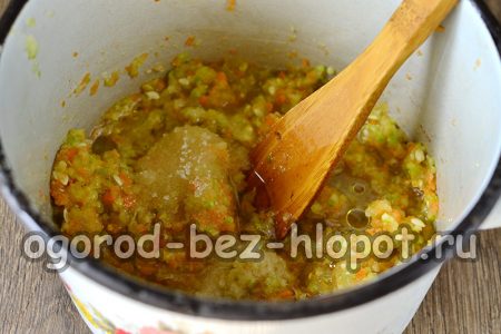 퓌레에 설탕, 버터, 소금을 넣는다