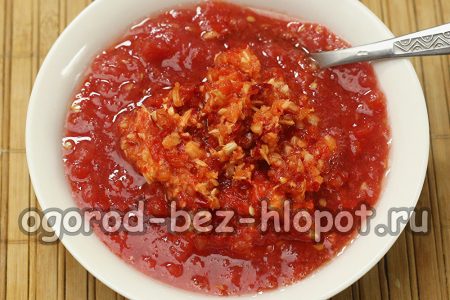 토마토에 양파와 마늘을 첨가하세요