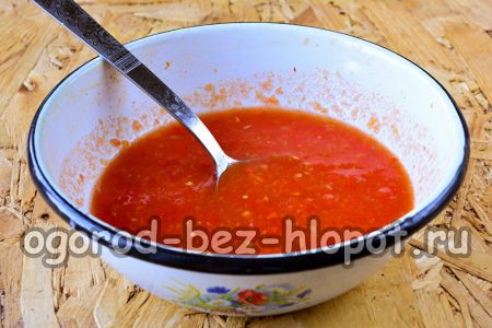 우리는 토마토를 씻어서 고기 분쇄기에 넣습니다.