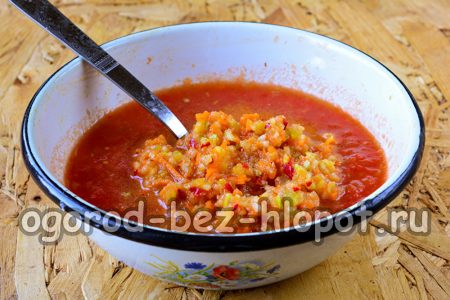 고기 분쇄기로 당근, 피망, 사과, 칠리, 마늘을 갈아줍니다.