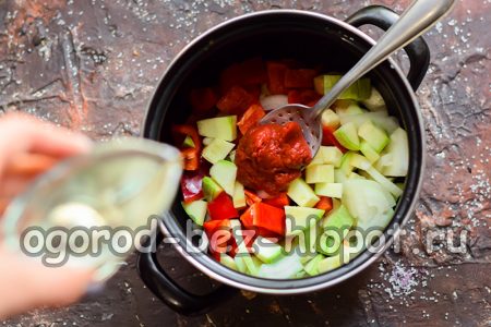 팬에 있는 모든 야채