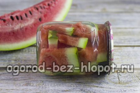 소금에 절인 수박 한 병