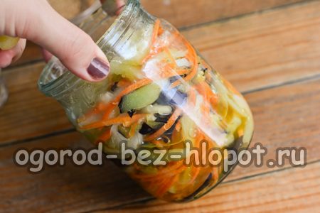 우리는 샐러드를 병에 담았습니다