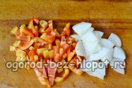 고추와 양파를 다진다