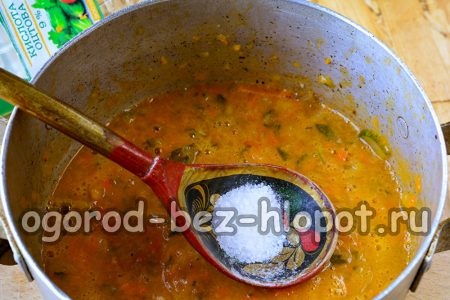 소금, 설탕을 넣고 야채 혼합물을 끓입니다.