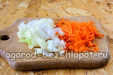 양파를 다지고 당근을 갈아주세요