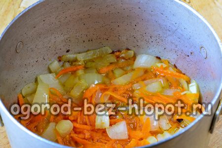 냄비에 기름을 넣고 양파와 당근을 끓입니다.