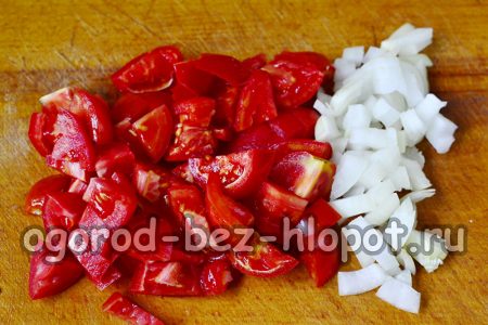 양파와 토마토를 다진다